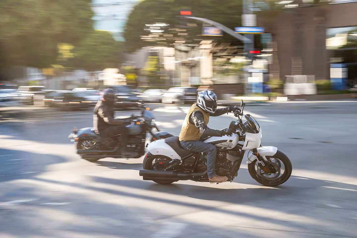 Harley-Davidson Low Rider S ve Indian Sport Chief yan yana