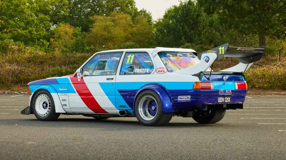 Violet, kırmızı ve mavi livery’li özel BMW 3 Serisi E21