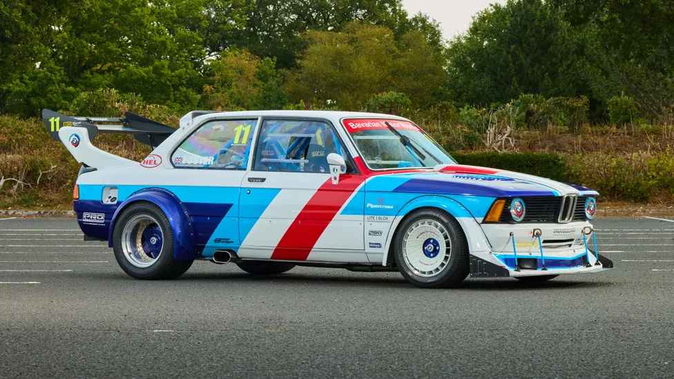 Violet, kırmızı ve mavi livery’li özel BMW 3 Serisi E21