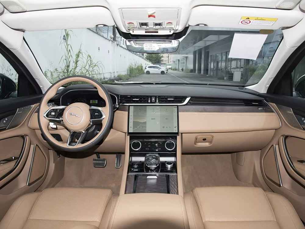 Jaguar Pivi Pro ekranlı XFL iç mekân tasarımı