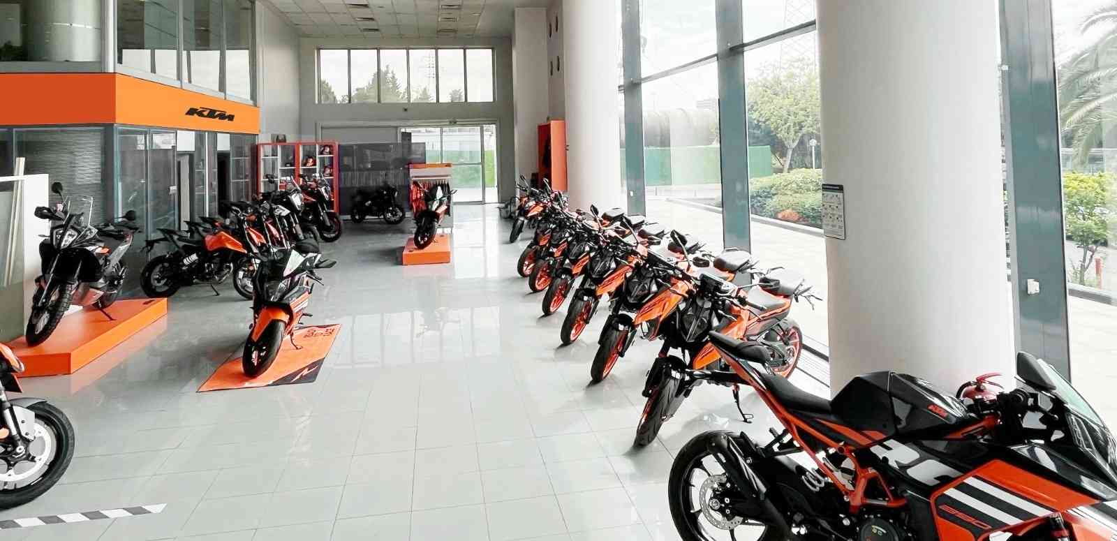 KTM ve Husqvarna motosiklet modelleri sergilenen showroom
