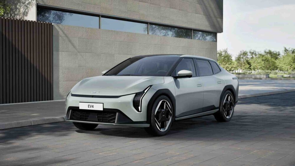 Yeni Kia EV4 elektrikli hatchback ön yan profilden görünüm