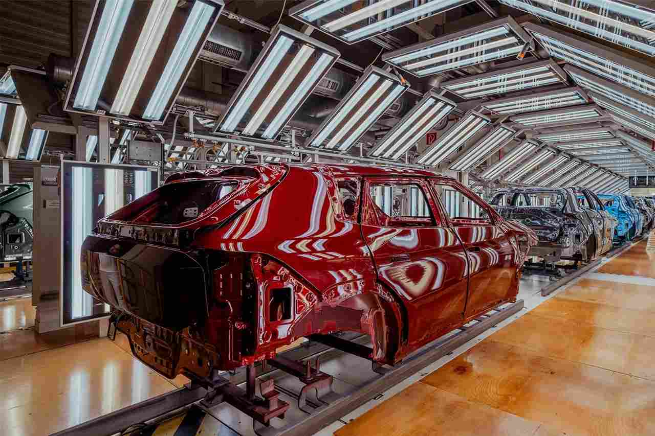 Kia EV4 üretim bandında Slovakya Žilina fabrikası görüntüsü