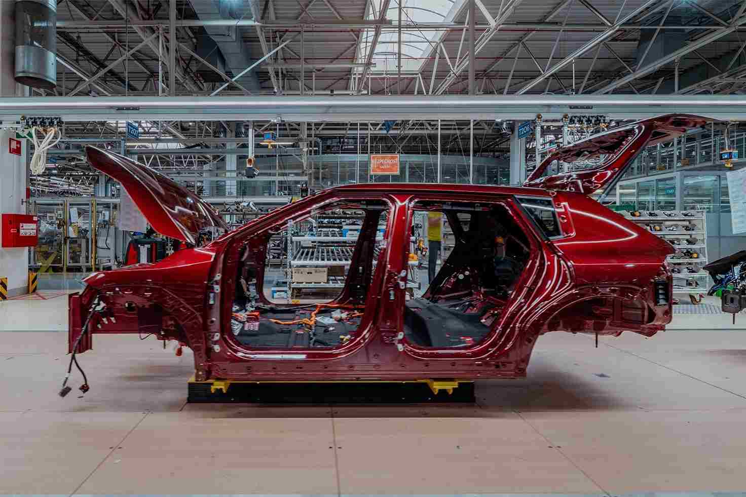 Kia EV4 üretim bandında Slovakya Žilina fabrikası görüntüsü