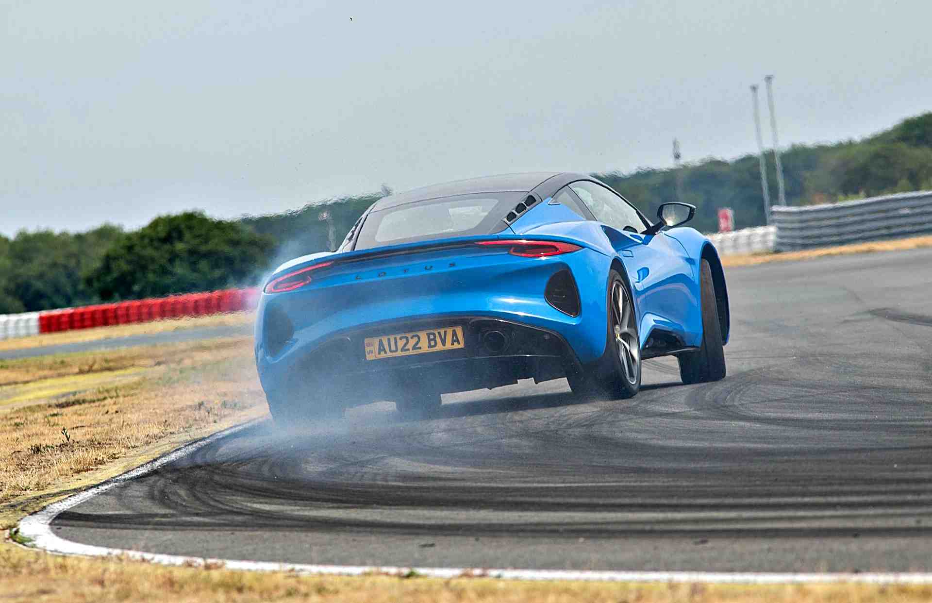 Lotus Emira Euro 7 uyumlu hibrit spor otomobil