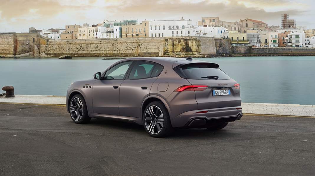 Maserati Grecale Folgore arkadan görünüm