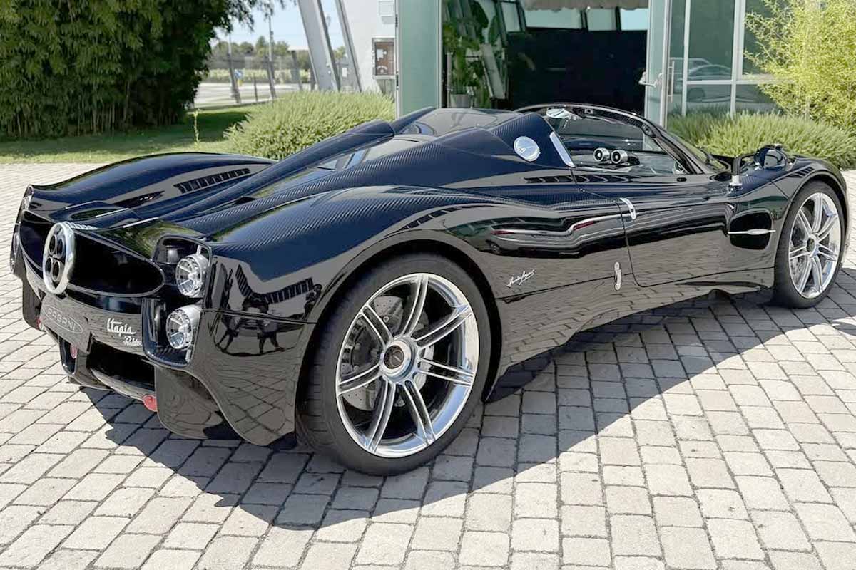 Suudi milyarder Dhiaa Al-Essa Pagani Utopia La Nonna teslim alırken