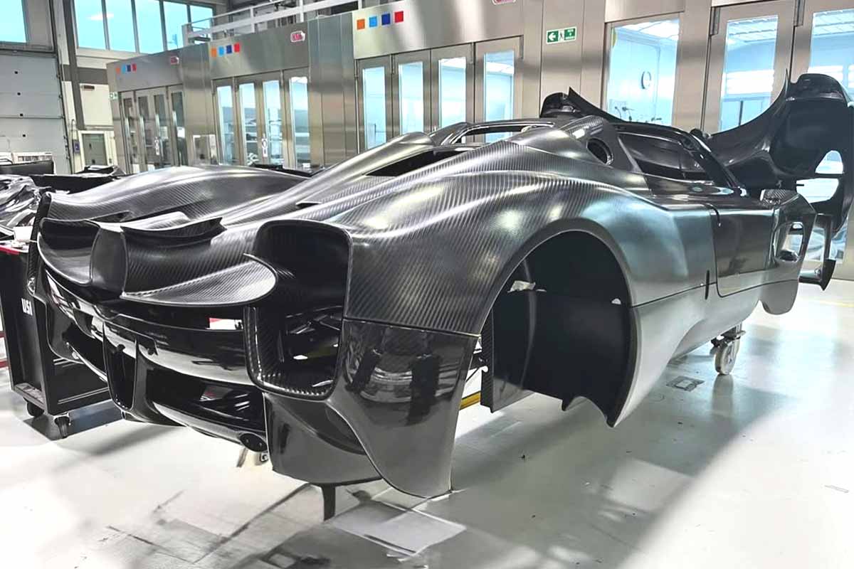 Pagani Utopia La Nonna önden özel karbon kaplama ve montaj aşamaları