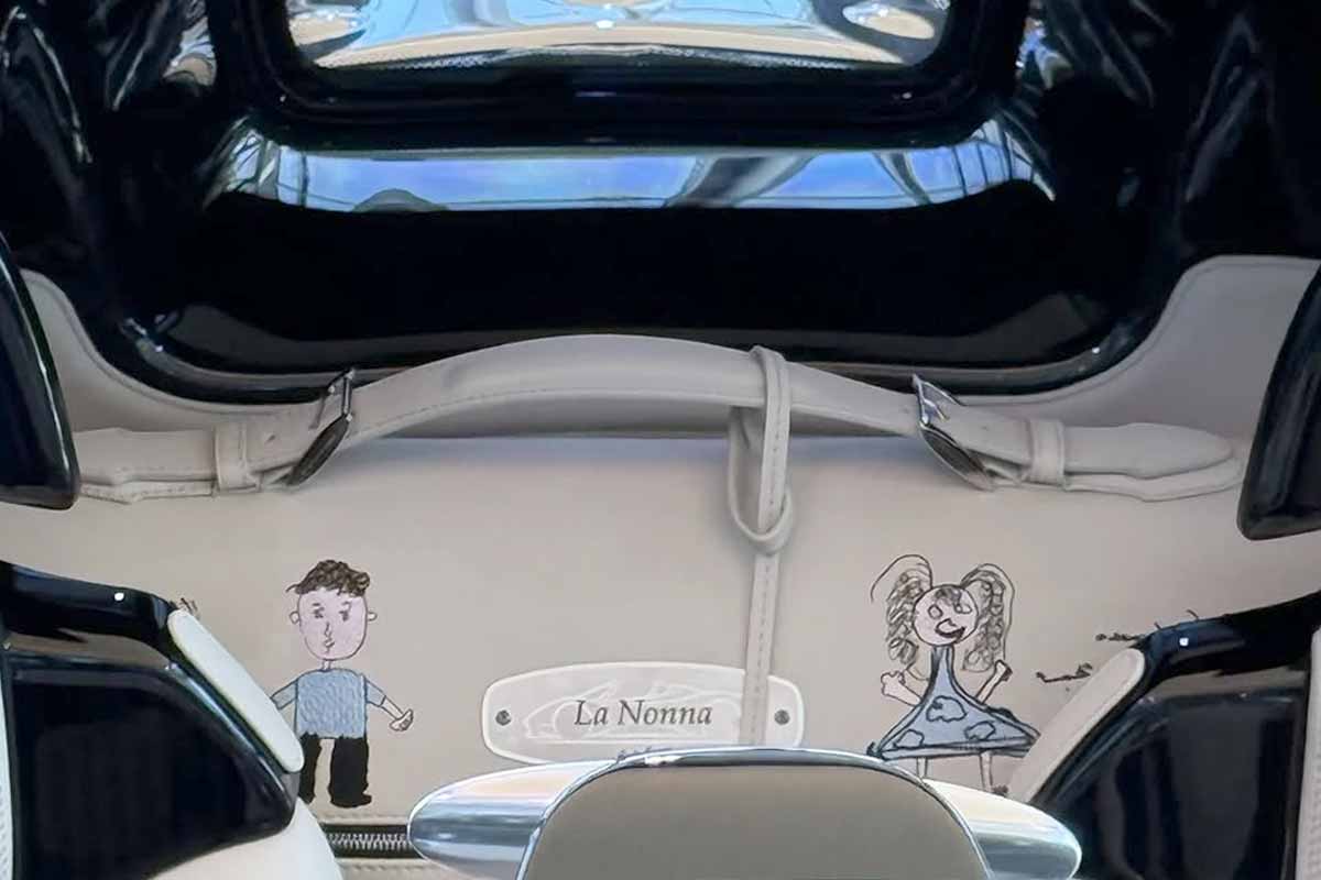 Pagani Utopia La Nonna valiz seti üzerinde La Nonna yazısı