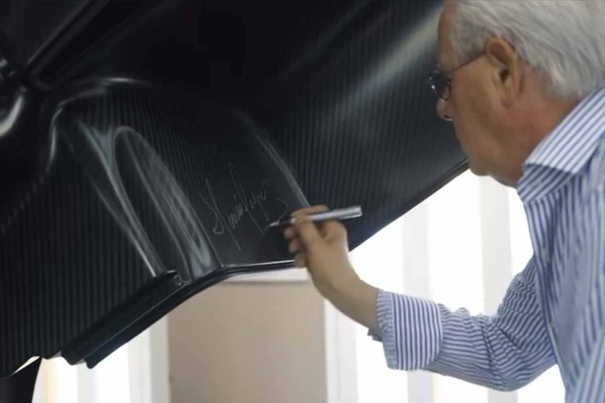 La Nonna aracın üzerine Horacio Pagani imzasını atarken