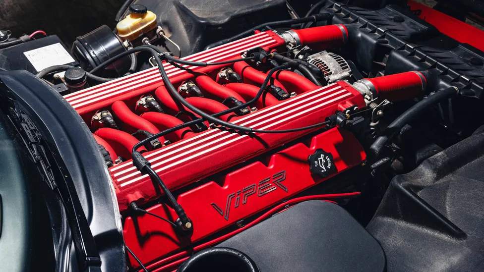Dodge Viper V10 motoru kaput altında