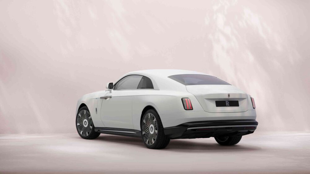 Rolls-Royce Spectre Inspired by Primavera arka yan profilden görünüm