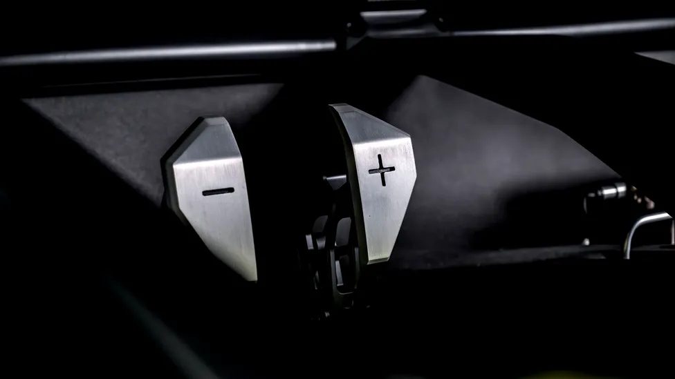 Gran Turismo 7 için geliştirilen elektrikli Corsa GSE Vision GT – iç mekanda pedallar