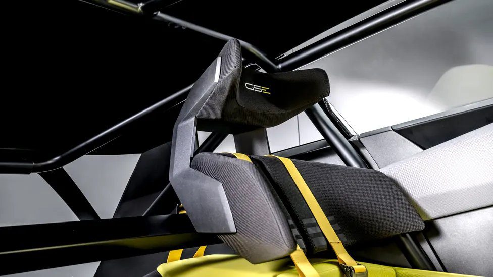 Gran Turismo 7 için geliştirilen elektrikli Corsa GSE Vision GT – iç mekanda yarış koltukları ve yoke direksiyon