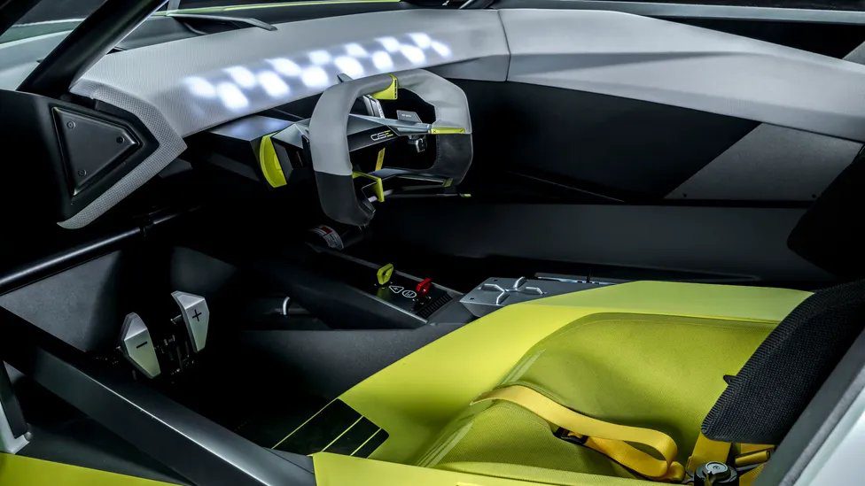 Gran Turismo 7 için geliştirilen elektrikli Corsa GSE Vision GT – iç mekanda yarış koltukları ve yoke direksiyon