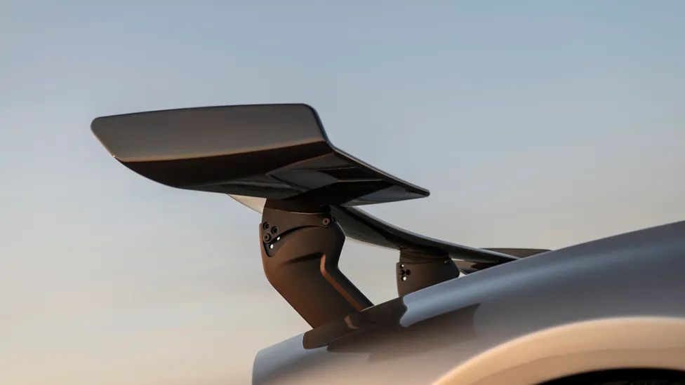 2.031 HP gücündeki Hennessey Venom F5 LF spoiler