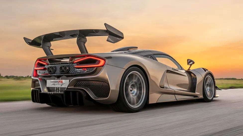 2.031 HP gücündeki Hennessey Venom F5 LF arka görünüm