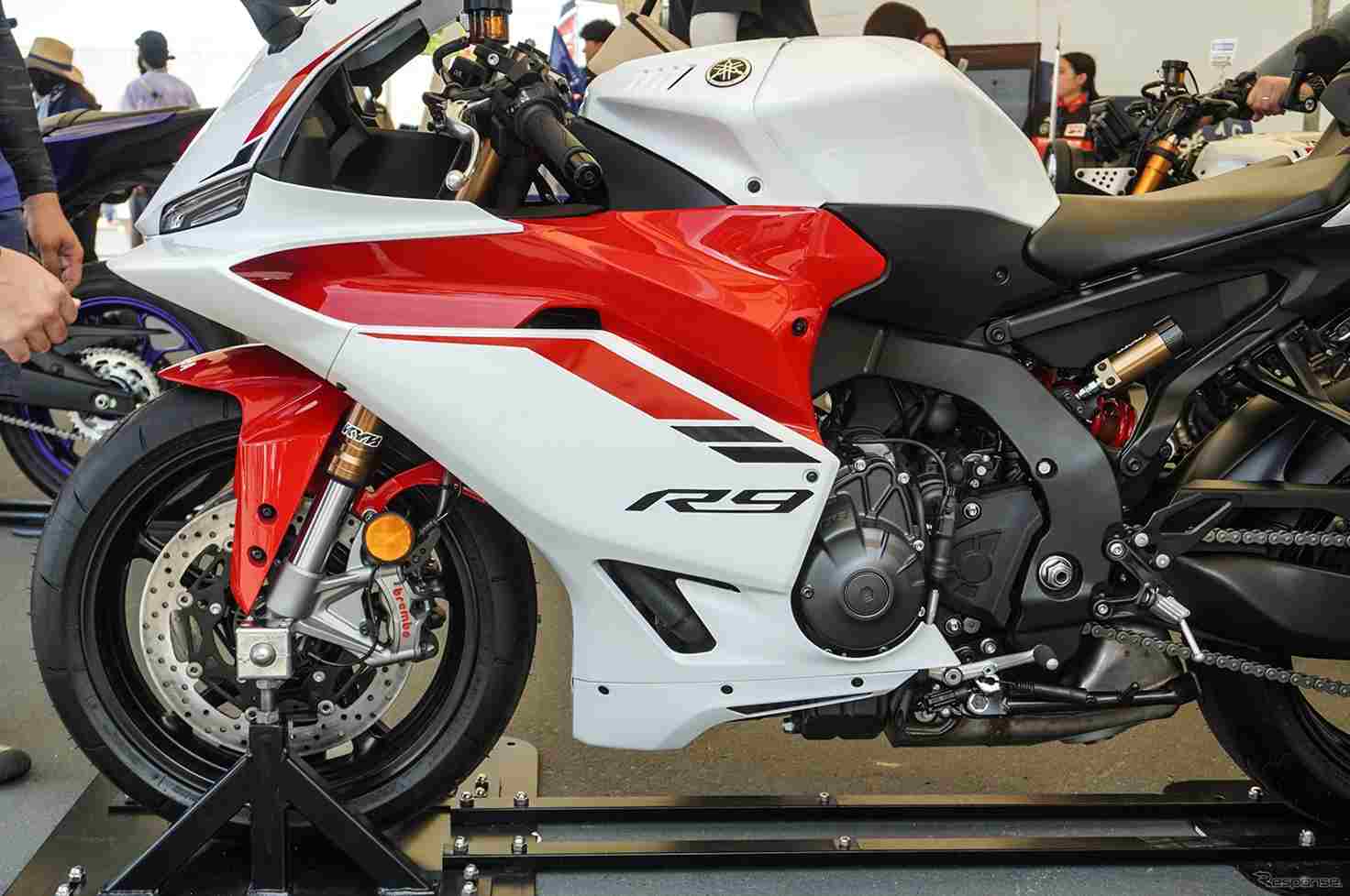 Beyaz-kırmızı renk kombinasyonuyla sergilenen yeni Yamaha YZF-R9