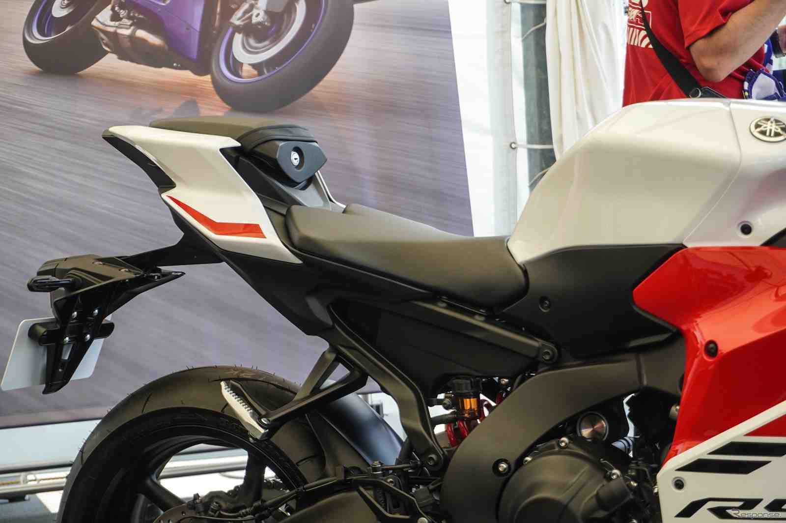 Beyaz-kırmızı renk kombinasyonuyla sergilenen yeni Yamaha YZF-R9