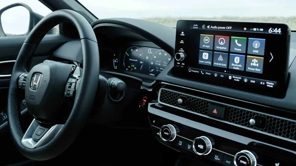 Makyajlı Honda Civic iç mekânı ve siyah tavan döşemesi