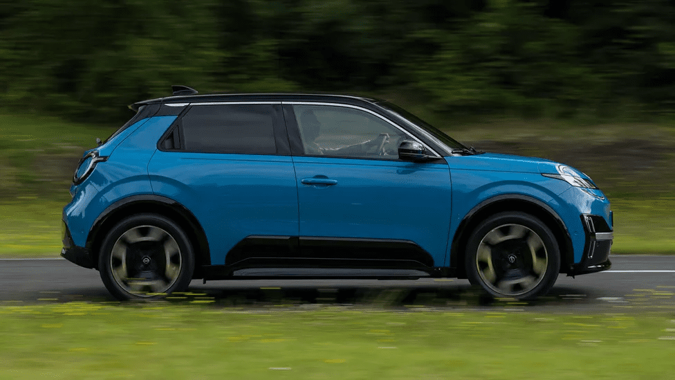 Yeni Nissan Micra 2025 elektrikli versiyon yan profil