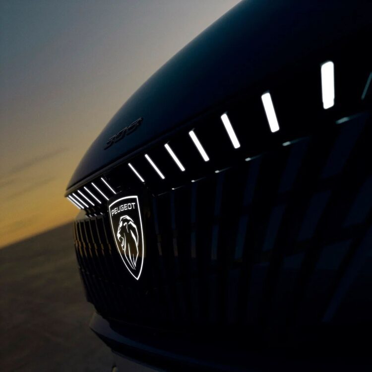 Peugeot E-308 SW aydınlatmalı logo detayları