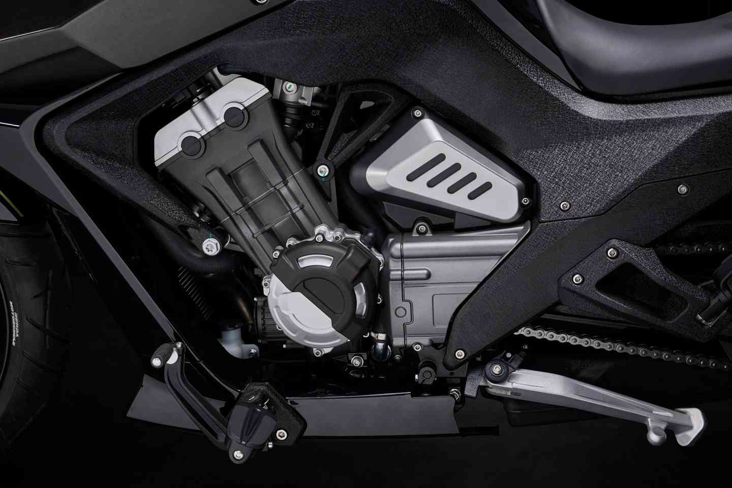 Benda LFC700 motor bloğu – 676 cc dört silindirli güç ünitesi