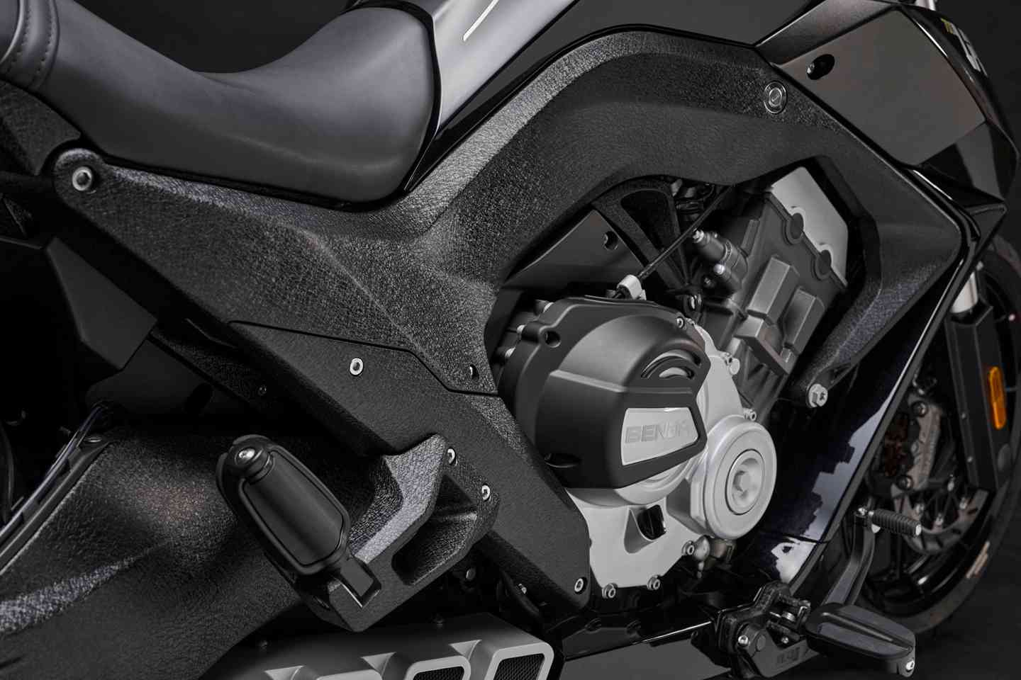 Benda LFC700 motor bloğu – 676 cc dört silindirli güç ünitesi