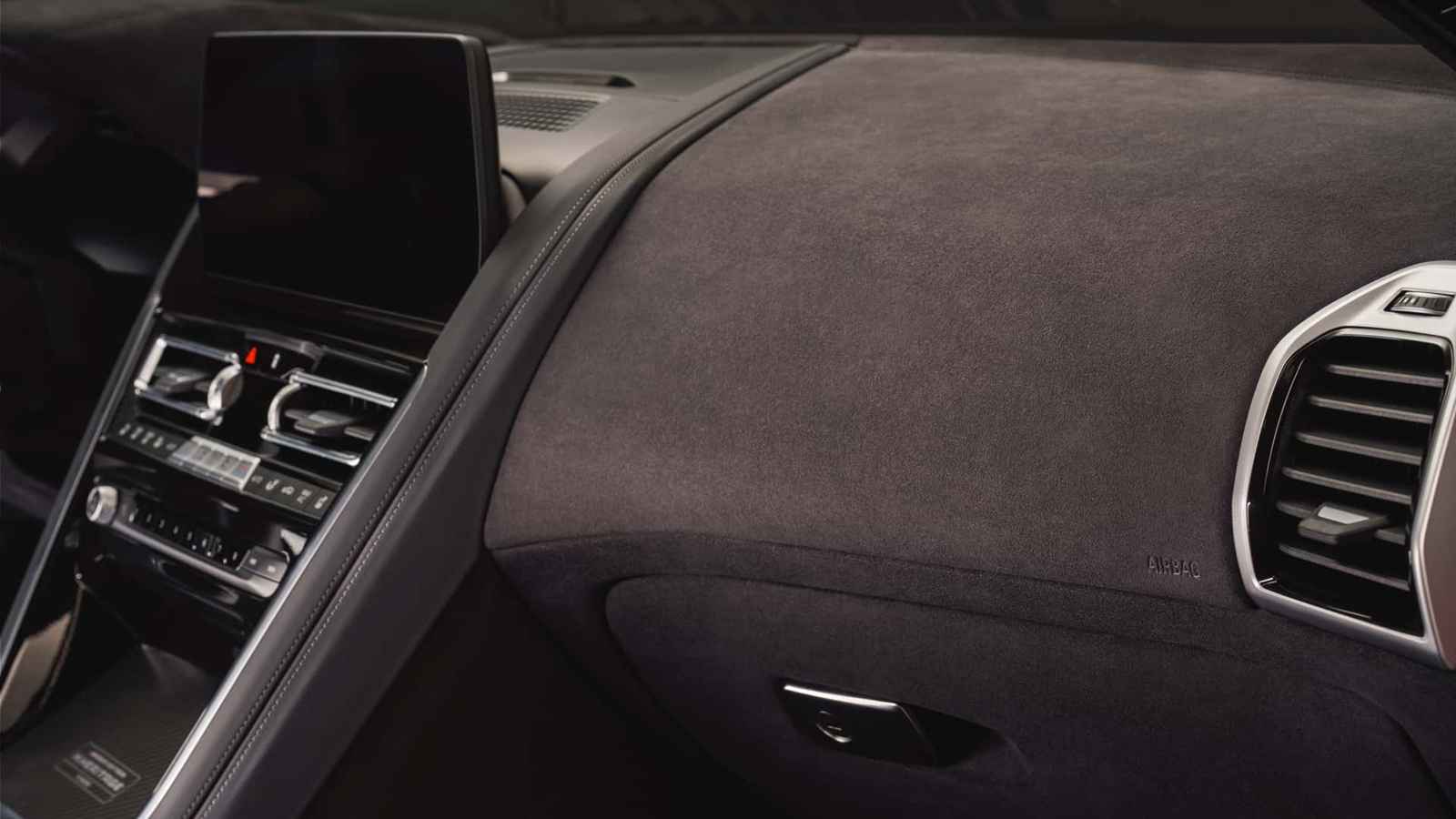 BMW M850i alcantara ve karbon fiber iç mekan görünümü
