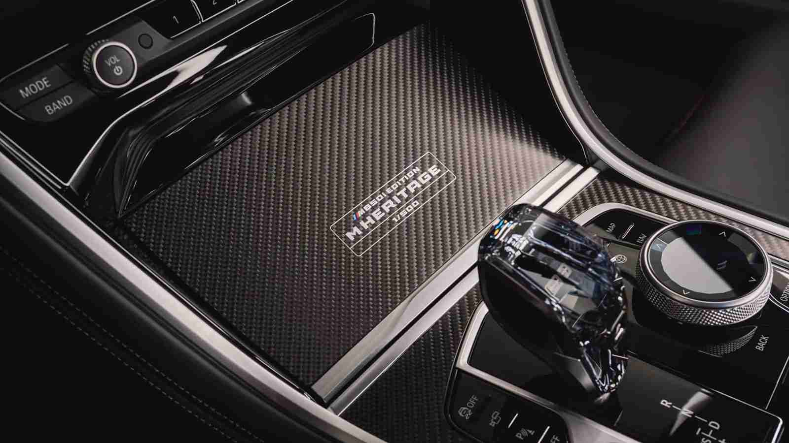 BMW M850i alcantara ve karbon fiber iç mekan görünümü