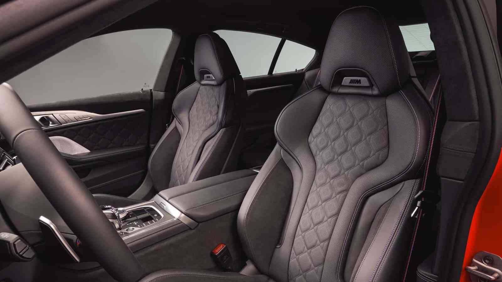 BMW M850i alcantara ve karbon fiber iç mekan görünümü