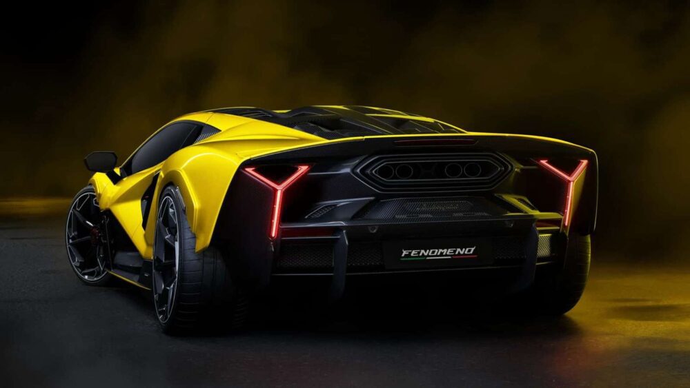 Yeni aerodinamik paketli Lamborghini Fenomeno arka görünüm