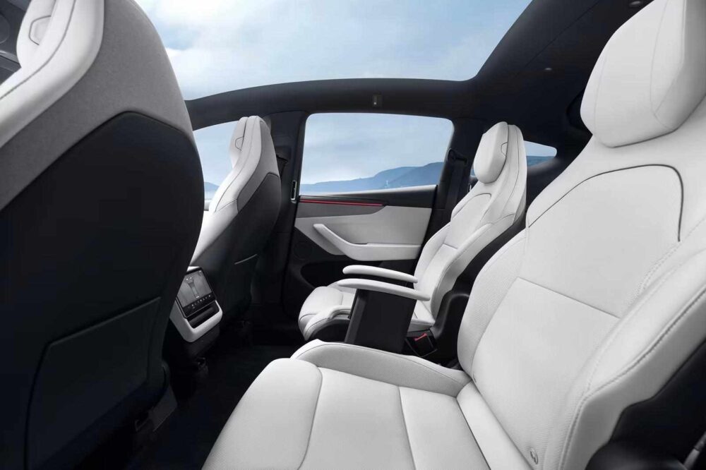 Tesla Model Y L iç mekan 6 koltuk