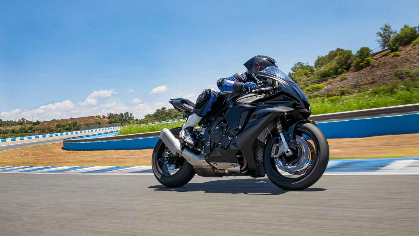 Yeni Yamaha R1 superbike aktif paneller