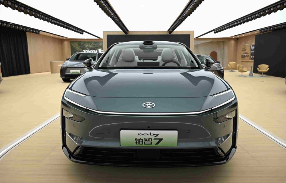 Tesla Model S rakibi Toyota bZ7 elektrikli sedan ön tasarımı