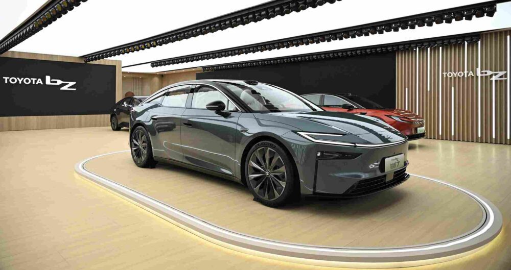Tesla Model S rakibi Toyota bZ7 elektrikli sedan ön tasarımı