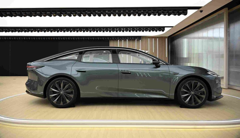 Tesla Model S rakibi Toyota bZ7 elektrikli sedan yan tasarımı