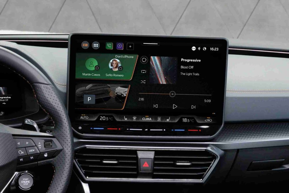 Yeni Cupra Leon iç mekân ve multimedya ekranı