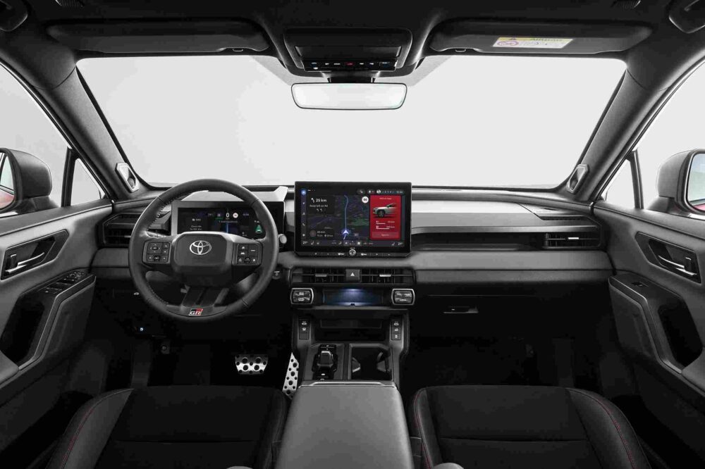 RAV4 iç mekan 12.9 inç multimedya ekranı
