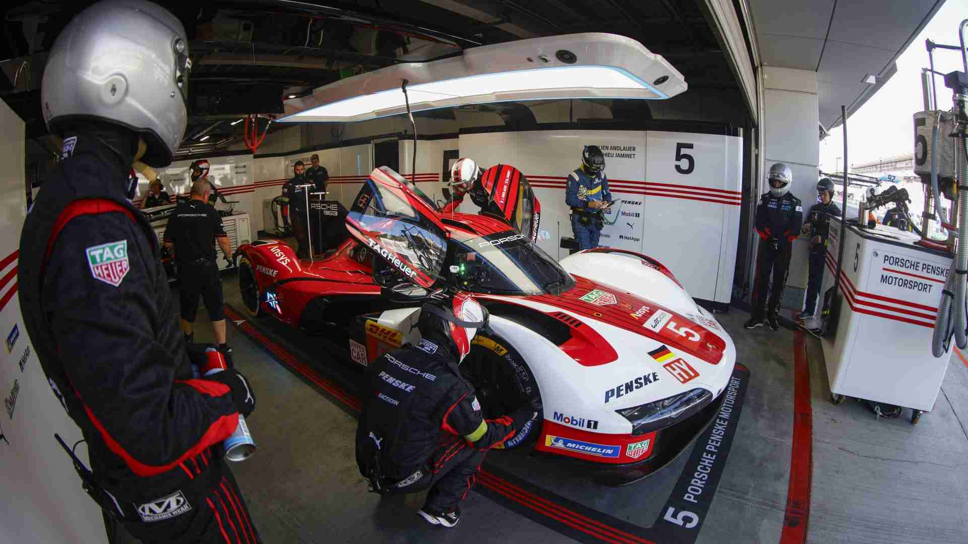 Porsche Penske Motorsport ekibi pit alanında yarış hazırlığı yapıyor
