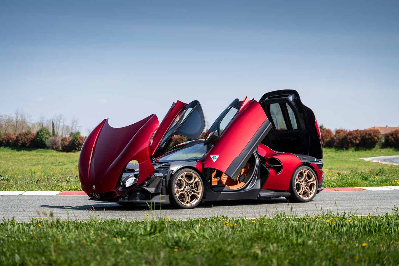 Alfa Romeo 33 Stradale iç mekan ve analog esintili kokpit