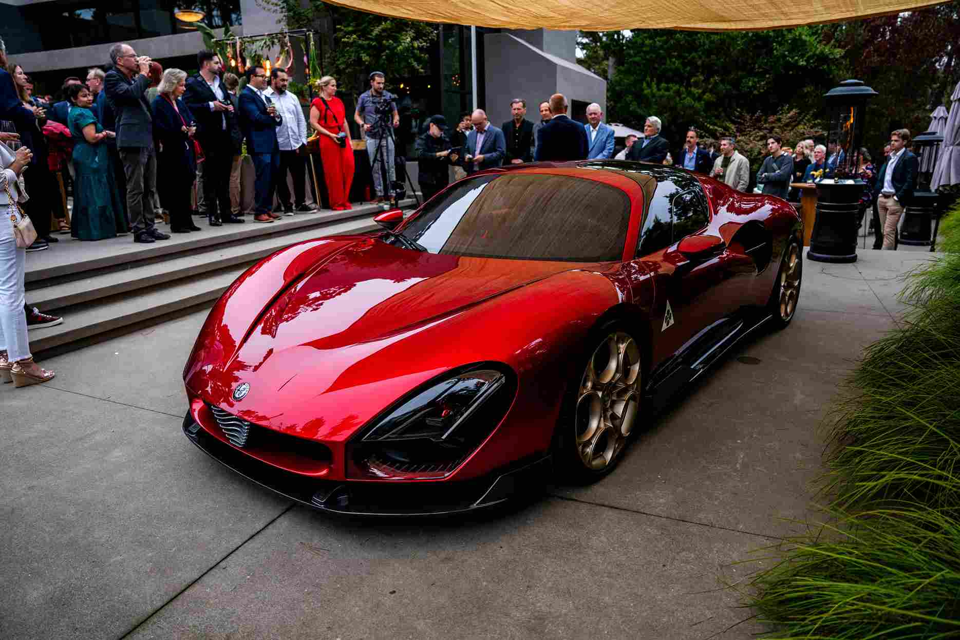 Alfa Romeo 33 Stradale Motorlux etkinliğinde sahnede