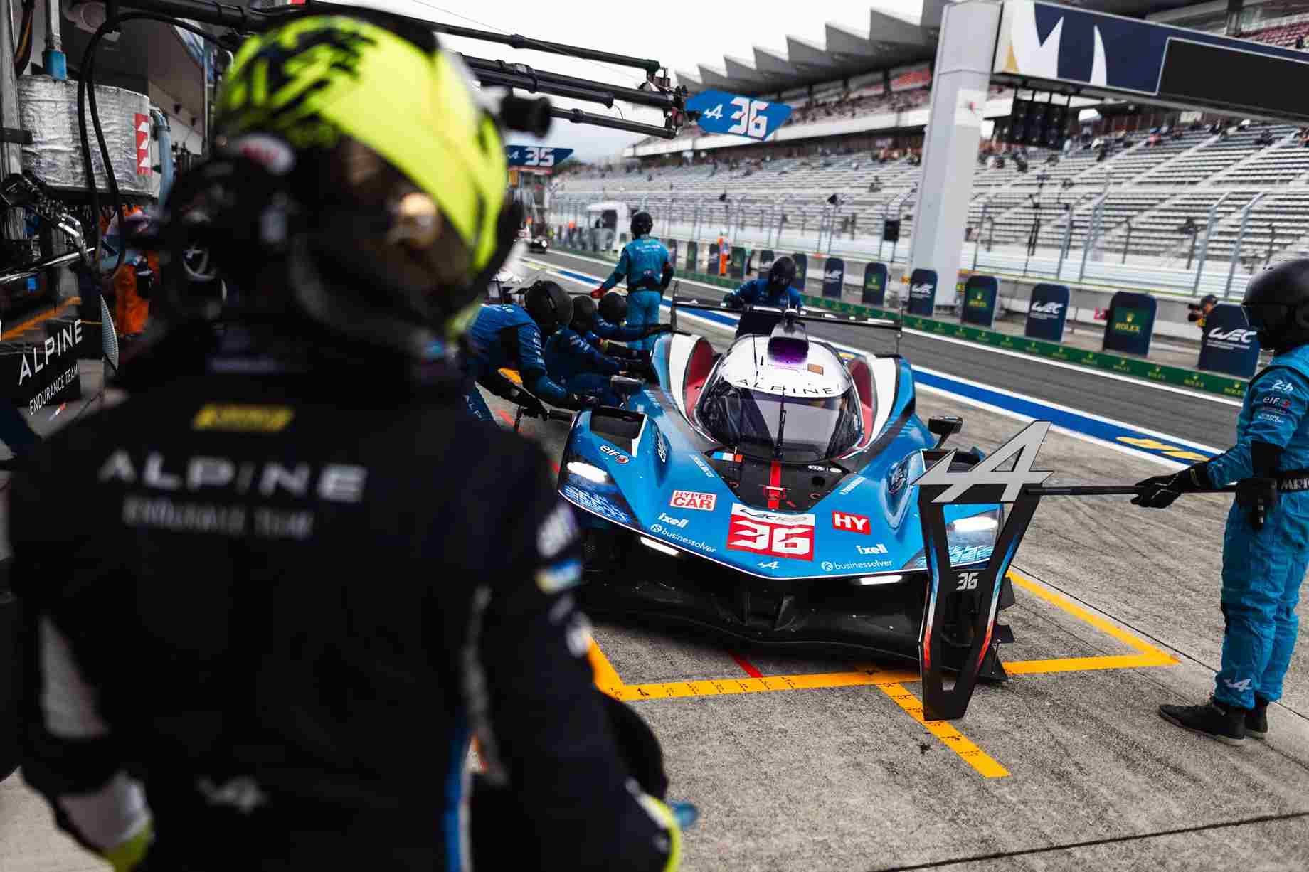 Mick Schumacher’in kullandığı Alpine A424 #36, Fuji WEC yarışında mücadele ederken