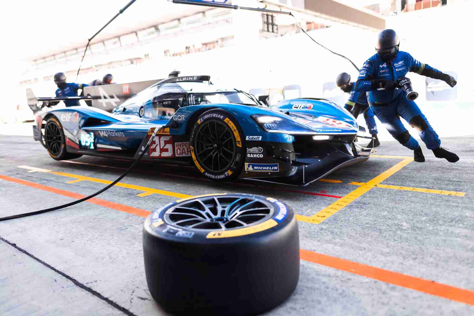 Mick Schumacher’in kullandığı Alpine A424 #36, Fuji WEC yarışında mücadele ederken