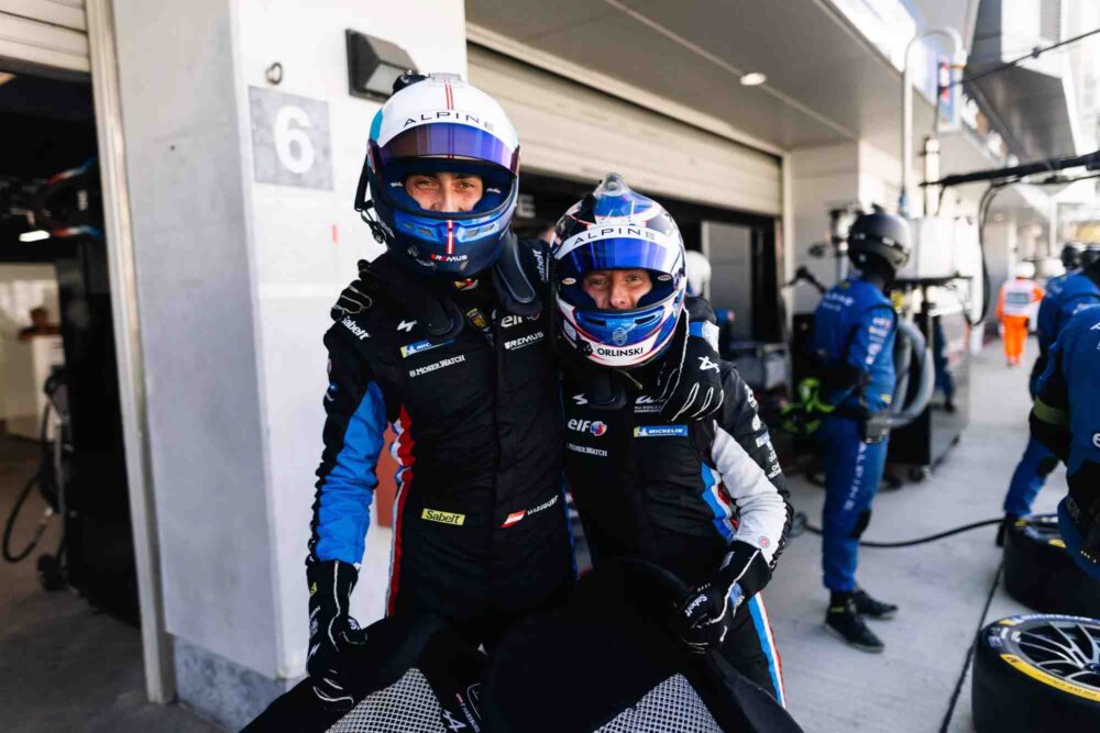 Alpine A424 pilotları Ferdinand Habsburg, Paul-Loup Chatin ve Charles Milesi Fuji zaferini kutlarken