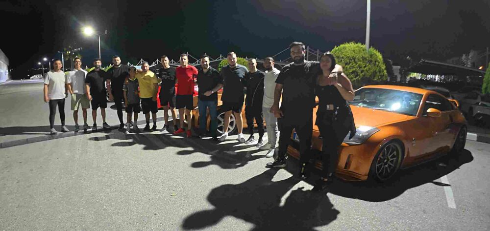 Kahve molasında JDM tutkunları sohbet ederken araçların toplu görüntüsü