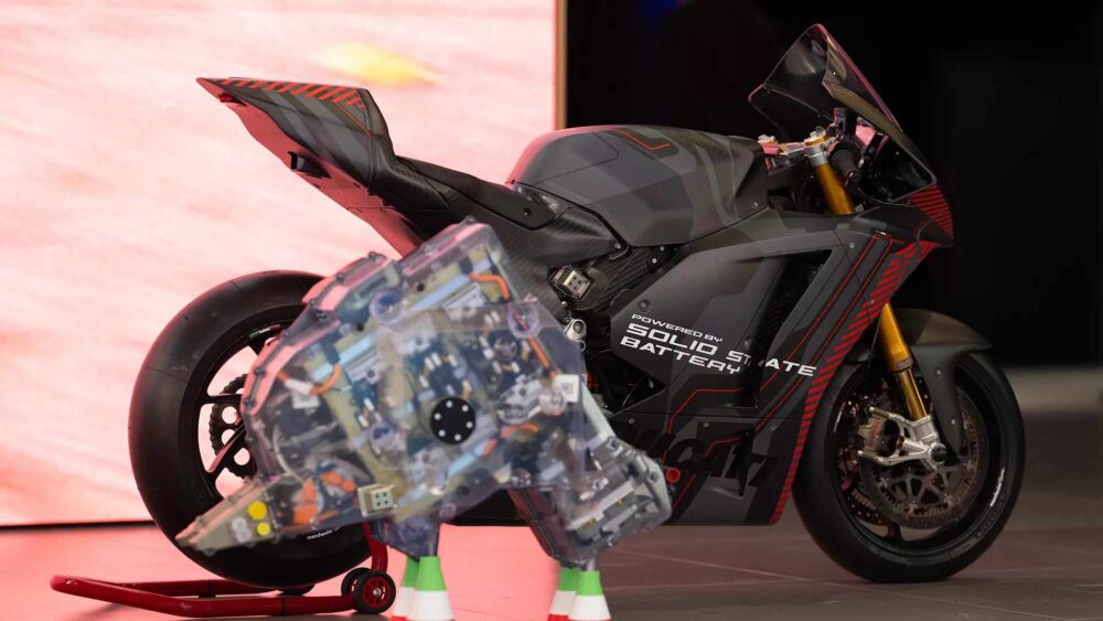 VW ve Ducati iş birliğiyle tanıtılan elektrikli yarış motosikleti