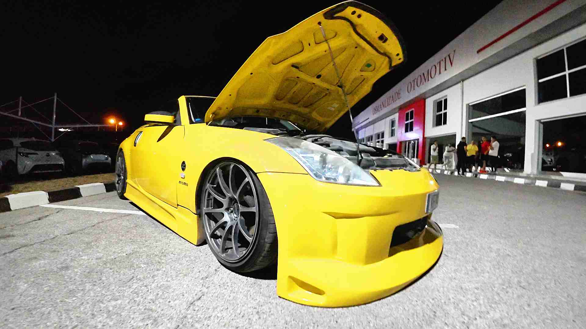 7 Nissan 350Z’nin yan yana park ettiği toplu buluşma fotoğrafı – JDM kültürü