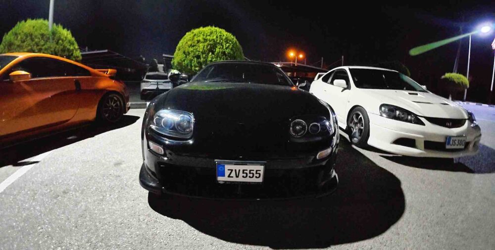 7 Nissan 350Z’nin yan yana park ettiği toplu buluşma fotoğrafı – JDM kültürü
