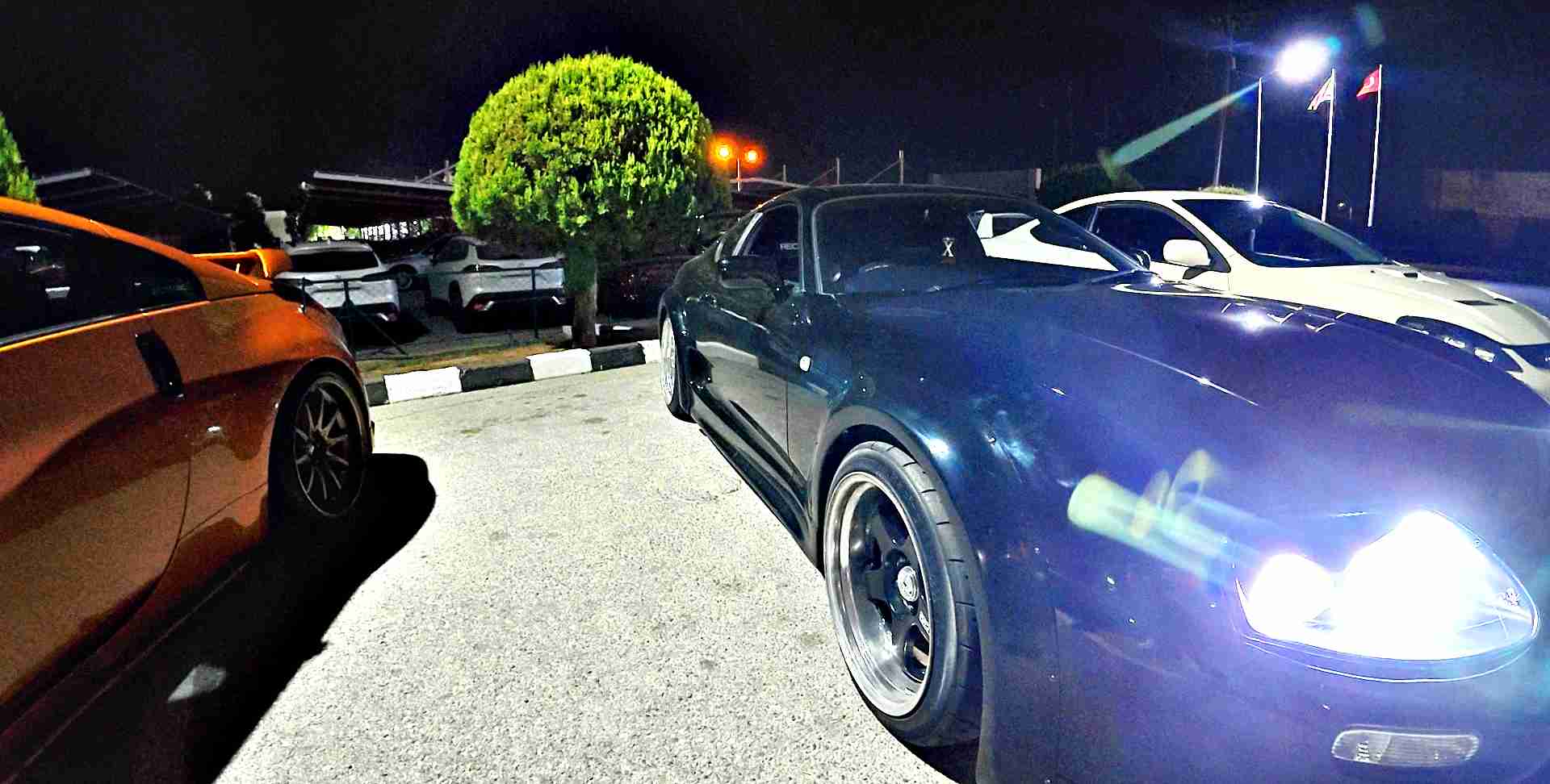 7 Nissan 350Z’nin yan yana park ettiği toplu buluşma fotoğrafı – JDM kültürü